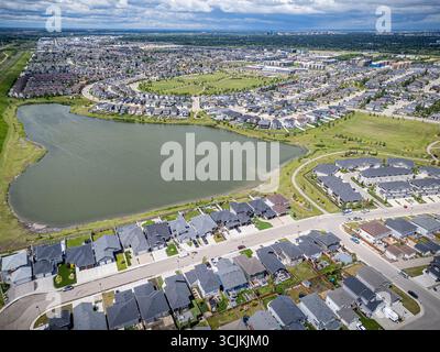 Ein hochauflösendes Drohnenfoto aus dem Viertel Stonebridge in Saskatoon, Saskatchewan. Das Bild zeigt Wohnhäuser, Gewerbeobjekte Stockfoto