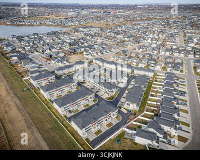 Aus der Vogelperspektive von Stonebridge, einem Wohnviertel im südlichen Zentrum von Saskatoon, Saskatchewan, Kanada. Es handelt sich um eine Vorstadt-u-bahn Stockfoto