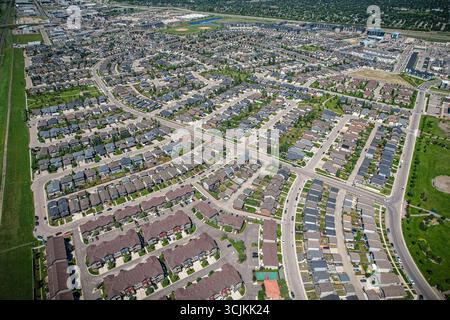 Aus der Vogelperspektive von Stonebridge, einem Wohnviertel im südlichen Zentrum von Saskatoon, Saskatchewan, Kanada. Es handelt sich um eine Vorstadt-u-bahn Stockfoto