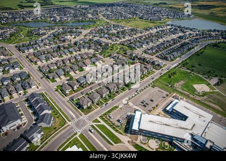 Aus der Vogelperspektive von Stonebridge, einem Wohnviertel im südlichen Zentrum von Saskatoon, Saskatchewan, Kanada. Es handelt sich um eine Vorstadt-u-bahn Stockfoto