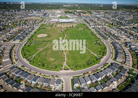 Aus der Vogelperspektive von Stonebridge, einem Wohnviertel im südlichen Zentrum von Saskatoon, Saskatchewan, Kanada. Es handelt sich um eine Vorstadt-u-bahn Stockfoto
