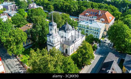 Aus der Vogelperspektive der Dormitio-Kathedrale von Tartu in Estland, auch bekannt als Uspenski-Kathedrale der estnischen apostolischen orthodoxen Kirche Stockfoto