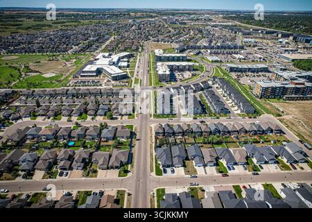Aus der Vogelperspektive von Stonebridge, einem Wohnviertel im südlichen Zentrum von Saskatoon, Saskatchewan, Kanada. Es handelt sich um eine Vorstadt-u-bahn Stockfoto