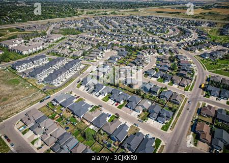Aus der Vogelperspektive von Stonebridge, einem Wohnviertel im südlichen Zentrum von Saskatoon, Saskatchewan, Kanada. Es handelt sich um eine Vorstadt-u-bahn Stockfoto