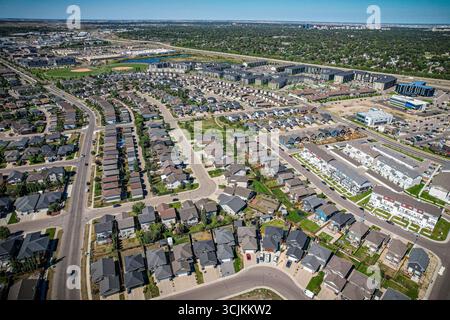 Aus der Vogelperspektive von Stonebridge, einem Wohnviertel im südlichen Zentrum von Saskatoon, Saskatchewan, Kanada. Es handelt sich um eine Vorstadt-u-bahn Stockfoto