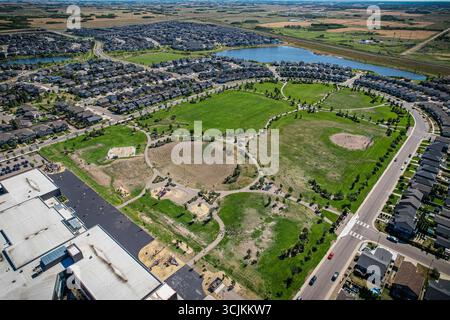 Aus der Vogelperspektive von Stonebridge, einem Wohnviertel im südlichen Zentrum von Saskatoon, Saskatchewan, Kanada. Es handelt sich um eine Vorstadt-u-bahn Stockfoto