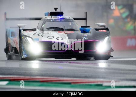 Amerika. September 2025. Dries Vanthoor (15) Fahrer 1 und Raffaele Marciello Fahrer 2 und Kevin Mannussen Fahrer 3 im BMW M Hybrid V8 mit BMW M Team WRT, letztes Rennen bei der FIA World Endurance Championship auf dem Circuit of the Americas. Austin, Texas. Mario Cantu/CSM/Alamy Live News Stockfoto
