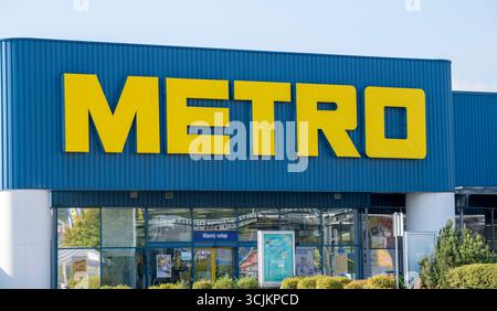 Zvolen, Slowakei - 7. September 2025 : Metro Bargeld und Carry Store. Die Metro AG ist ein führender internationaler Lebensmittelgroßhändler. Stockfoto