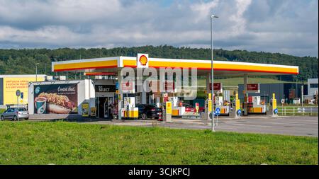 Zvolen, Slowakei - 7. September 2025 : Shell Tankstelle. Tankstelle. Shell ist eine globale Gruppe von Energie- und petrochemischen Unternehmen. Stockfoto