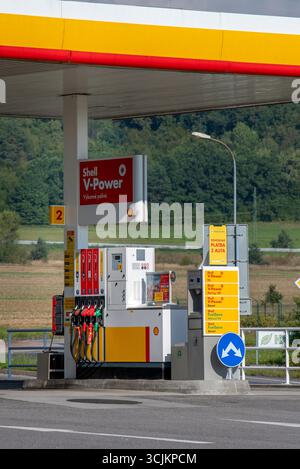 Zvolen, Slowakei - 7. September 2025 : Shell Tankstelle. Tankstelle. Shell ist eine globale Gruppe von Energie- und petrochemischen Unternehmen. Stockfoto