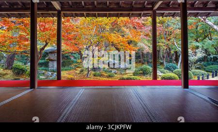 Malerischer Blick auf den Enko-JI-Tempel mit wunderschönem Laub im Herbst in Kyoto, Japan Stockfoto