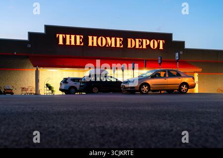 New Hartford, New York – 16. August 2025: Night Wurm-Eye View of the Home Depot, 1978 von Bernard Marcus und Arthur blank gegründet, ist die weltweit größte Stadt Stockfoto