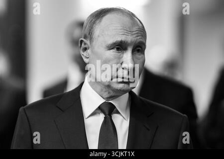 Der russische Präsident Wladimir Putin nahm am Freitag, den 15. August 2025, am 15. August mit Präsident Donald Trump an der gemeinsamen Pressekonferenz im Arctic Warrior Event Center in der Joint Base Elmendorf Richardson in Anchorage, Alaska, teil. Stockfoto