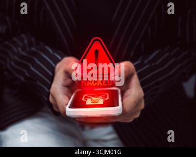 Nahaufnahme eines weißen Smartphones in der Hand mit gehacktem Warnsymbol und Virensymbol, das Telefonbetrug, E-Mail- oder SMS-Phishing-Angriff, mobiler Malwar zeigt Stockfoto