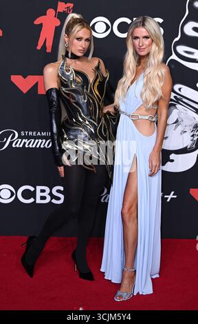 New York, USA. September 2025. Paris Hilton und Nikki Hilton bei den MTV Video Music Awards 2025, UBS Arena, Belmont. Quelle: Doug Peters/EMPICS/Alamy Live News Stockfoto