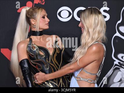 New York, USA. September 2025. Paris Hilton und Nikki Hilton bei den MTV Video Music Awards 2025, UBS Arena, Belmont. Quelle: Doug Peters/EMPICS/Alamy Live News Stockfoto