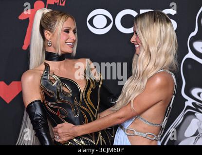New York, USA. September 2025. Paris Hilton und Nikki Hilton bei den MTV Video Music Awards 2025, UBS Arena, Belmont. Quelle: Doug Peters/EMPICS/Alamy Live News Stockfoto