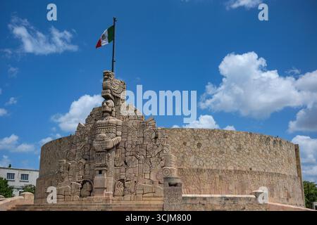 Merida, Mexiko - 20. April 2025: Denkmal für das Vaterland in Mérida, Werk des kolumbianischen Bildhauers Rómulo Rozo, Yucatan, Mexiko. Stockfoto