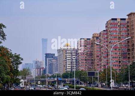 Typisch belebte Autobahn in Peking mit Turmblöcken und Hochhäusern Stockfoto