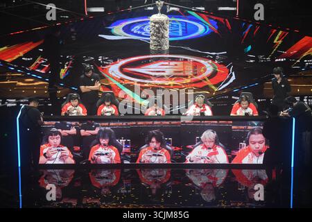Hangzhou, China. September 2025. E-Sport-Experten treten am 7. September 2025 beim Honor of Kings Professional League Summer Finals in Hangzhou, Provinz Zhejiang, China, an 2025. (Foto: Costfoto/NurPhoto) Credit: NurPhoto SRL/Alamy Live News Stockfoto