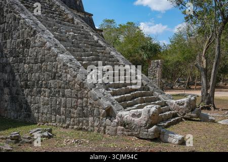 Piste, Mexiko – 28. April 2025: Die Osario-Pyramide Chichen Itza war eine bedeutende Maya-Stadt vor der hispanischen Halbinsel auf der mexikanischen Halbinsel Yucatan. Stockfoto