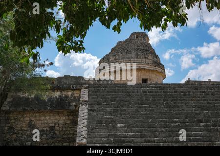 Piste, Mexiko - 28. April 2025: Der Observatory Temple, Chichen Itza, war eine prominente prähispanische Maya-Stadt auf der mexikanischen Halbinsel Yucatan Stockfoto