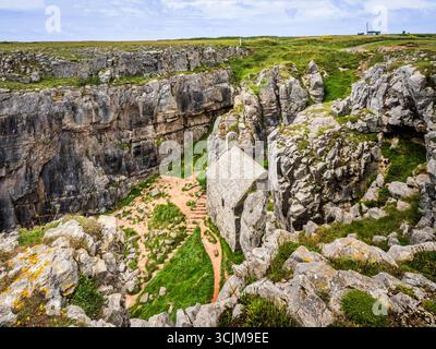 St Govan's Chapel, Pembrokeshire, Wales, UK, eine Kapelle aus dem 13. Jahrhundert im Pembrokeshire Coast National Park, erbaut in einer kleinen felsigen Bucht. Stockfoto