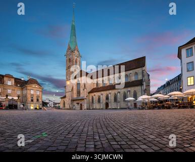 Zürich, Schweiz. Blick auf die Fraumunster-Kirche in der Abenddämmerung und den Münsterhof-Platz Stockfoto