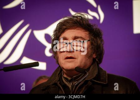 Buenos Aires, Argentinien. September 2025. Der argentinische Präsident erkennt die Niederlage der peronistischen Oppositionspartei bei den Provinzwahlen von Buenos Aires an. Er erschien vor einer kleinen Gruppe von Unterstützern neben einigen seiner Minister und seiner Schwester Karina, die die derzeitige Generalsekretärin der Präsidentschaft ist, und seiner rechten Hand, obwohl er in einen hochkarätigen Korruptionsfall verwickelt war. Guillermo Castro/Alamy Live News Stockfoto
