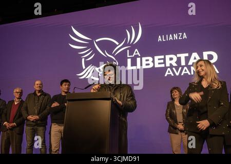 Buenos Aires, Argentinien. September 2025. Der argentinische Präsident erkennt die Niederlage der peronistischen Oppositionspartei bei den Provinzwahlen von Buenos Aires an. Er erschien vor einer kleinen Gruppe von Unterstützern neben einigen seiner Minister und seiner Schwester Karina, die die derzeitige Generalsekretärin der Präsidentschaft ist, und seiner rechten Hand, obwohl er in einen hochkarätigen Korruptionsfall verwickelt war. Guillermo Castro/Alamy Live News Stockfoto