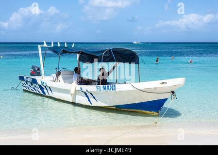 Isla de Roatan, Honduras - 16. April 2024: Das Boot wartet auf Touristen am West Bay Beach auf Roatan Island, Honduras. Stockfoto