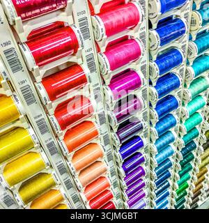 Ausstellungsregal mit Rollen aus farbigen Polyester-Nähgarnen - Tours, Indre-et-Loire (37), Frankreich. Stockfoto