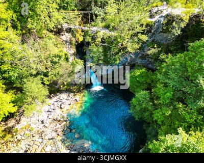 Ein Blick aus der Vogelperspektive auf den Wasserfall im üppigen Wald Stockfoto