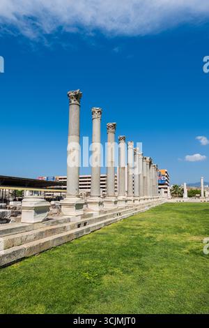 Izmir, Türkei - 10.05.2021: Agora von Smyrna in Izmir, Türkei. Auch bekannt als Agora von İzmir, eine antike römische archäologische Stätte im Zentrum Stockfoto