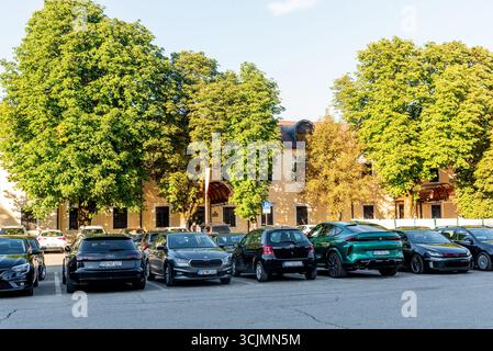 Cetinje, Montenegro, 3. August 2025, Autos stehen in Reihe auf dem Parkplatz Stockfoto