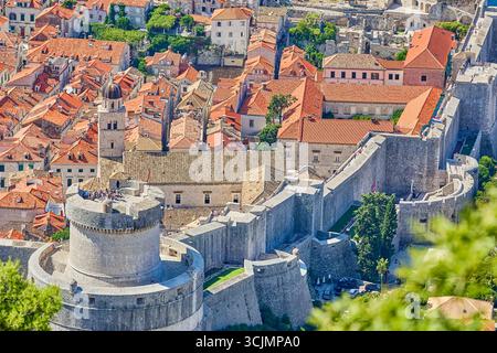 Blick aus einem hohen Winkel auf die roten Ziegeldächer und Kirchen innerhalb der umliegenden 2 km Fußgängerbefestigung, Durbrovnik, Kroatien, Europa Stockfoto