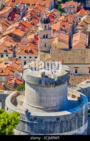 Blick aus einem hohen Winkel auf die roten Ziegeldächer und Kirchen innerhalb der umliegenden 2 km Fußgängerbefestigung, Durbrovnik, Kroatien, Europa Stockfoto