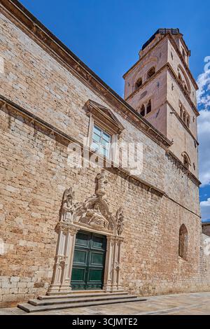 Glockenturm des Franziskanerklosters und Dächer am berühmten Dubrovnik Stradun, auch bekannt als Placa Straße, Dubrovnik, Kroatien, Europa Stockfoto