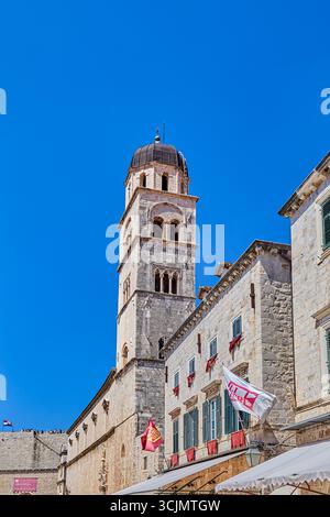 Glockenturm des Franziskanerklosters und Dächer am berühmten Dubrovnik Stradun, auch bekannt als Placa Straße, Dubrovnik, Kroatien, Europa Stockfoto