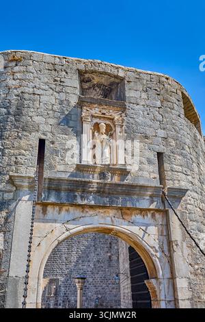 Das historische Pfahltor ist der Haupteingang zur mittelalterlichen Altstadt von Dubrovnik, erbaut 1537, Dubrovnik, Kroatien, Europa Stockfoto