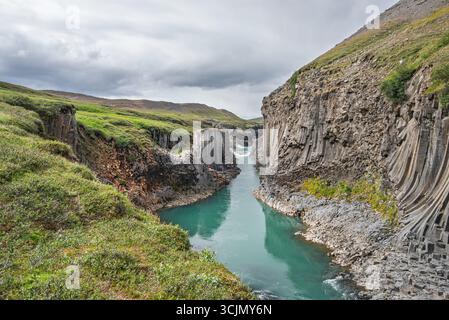 Stuðlagil Canyon im Jökuldalur Tal, bevor er zu einer berühmten Touristenattraktion in Island wurde. Fotos vom unberührten Naturwunder aus dem Jahr 2016. Stockfoto