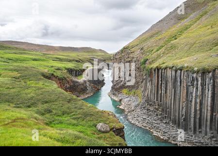 Stuðlagil Canyon im Jökuldalur Tal, bevor er zu einer berühmten Touristenattraktion in Island wurde. Fotos vom unberührten Naturwunder aus dem Jahr 2016. Stockfoto