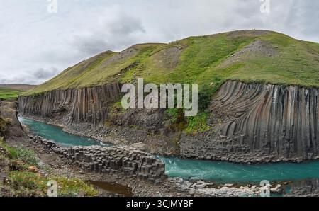Stuðlagil Canyon im Jökuldalur Tal, bevor er zu einer berühmten Touristenattraktion in Island wurde. Fotos vom unberührten Naturwunder aus dem Jahr 2016. Stockfoto