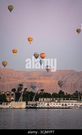 Heißluftballons, die über dem Morgennebel des Nils aufsteigen Stockfoto