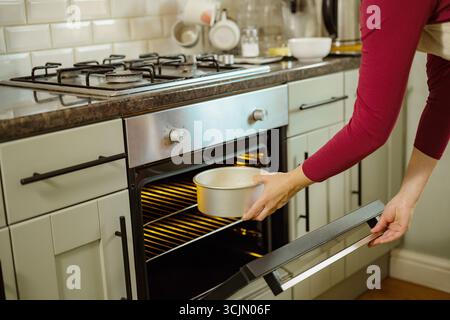 Weibliche Hand backt einen Kuchen, kocht zu Hause einen Kuchen Stockfoto