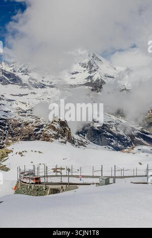 Der legendäre rote Zug in den Schweizer Alpen fährt durch eine verschneite Landschaft Stockfoto