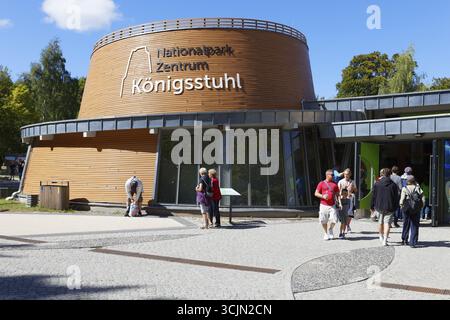 Besucher am Eingang zum Nationalpark Königsstuhl, UNESCO-Weltkulturerbe, Insel Rügen, Mecklenburg-Vorpommern, Deutschland Stockfoto
