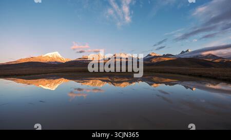 Bergreflexionen in einem stillen Gewässer in der Abenddämmerung Stockfoto