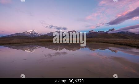 Bergreflexionen in einem stillen Gewässer in der Abenddämmerung Stockfoto