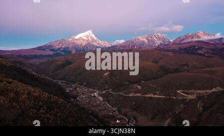 Dorf eingebettet in ein Bergtal Stockfoto